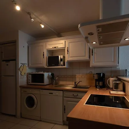 Apartment Le Lavandou, T2 Lumineux, Acces Direct Plage, Parking Prive - Fr-1-803-79 Le Lavandou